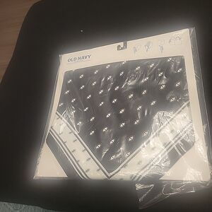 Old Navy Black & White Scarf NWT